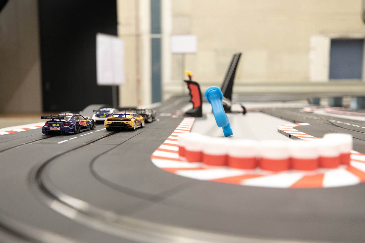 Carrerabahn 2-spurig modern klein