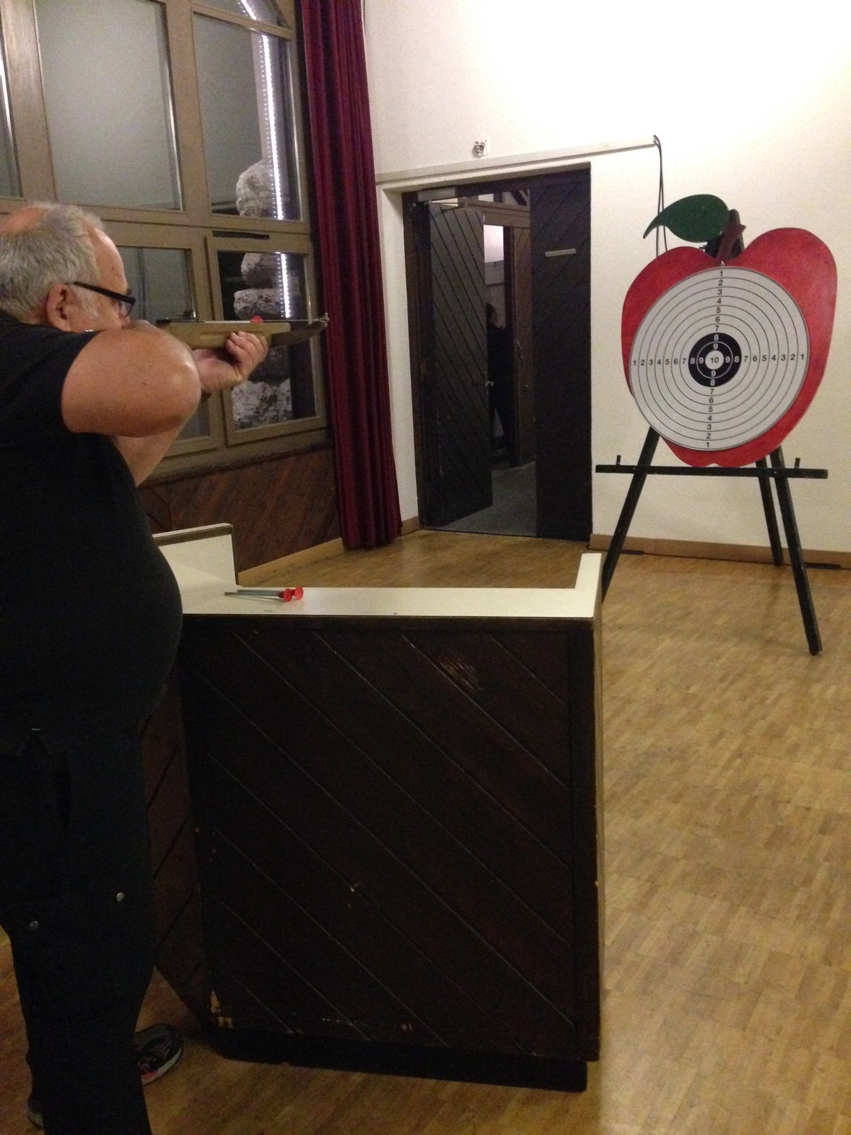 Armbrustschiessen soft auf roten Apfel