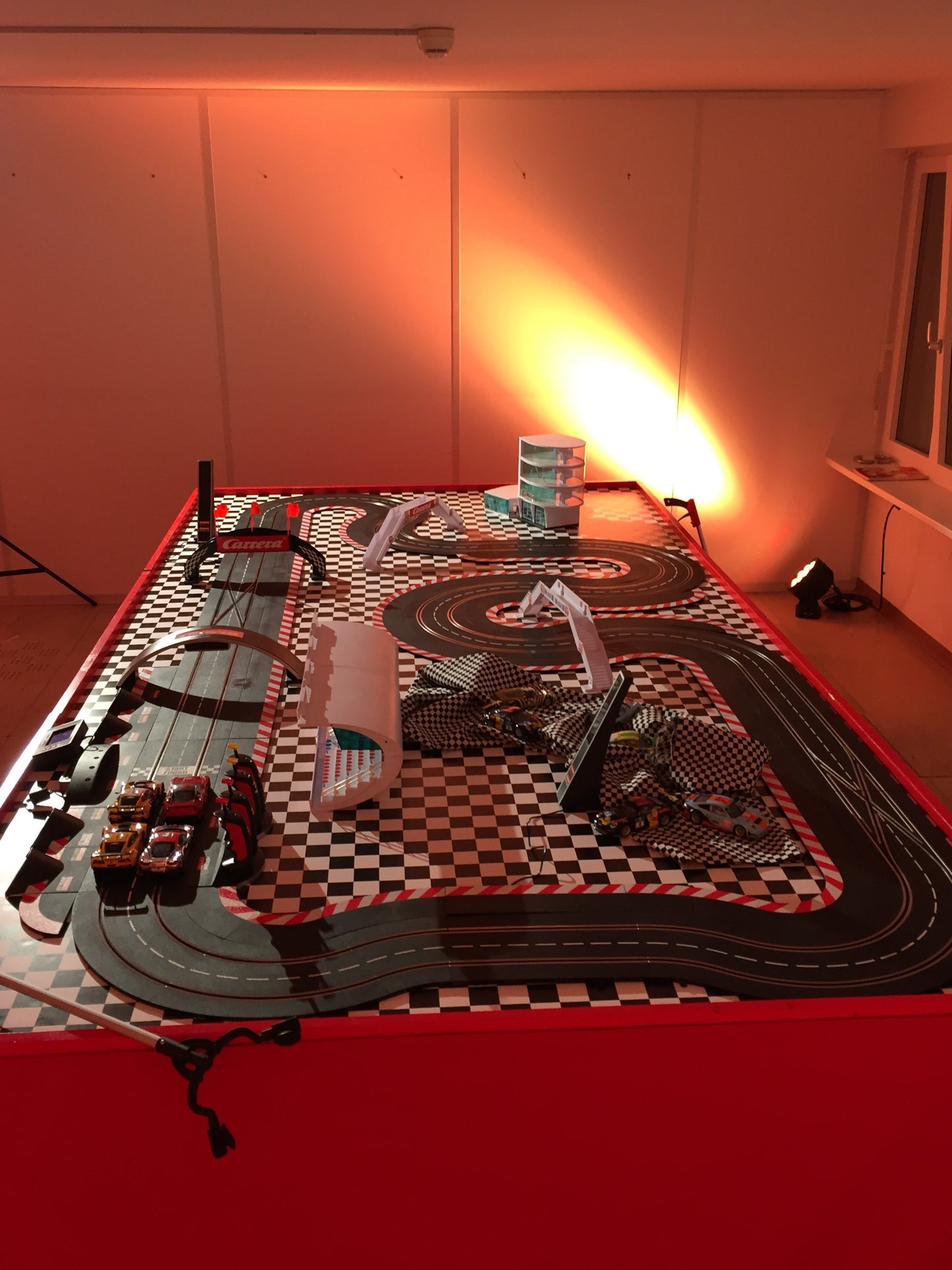 Carrerabahn 2-spurig modern mittel