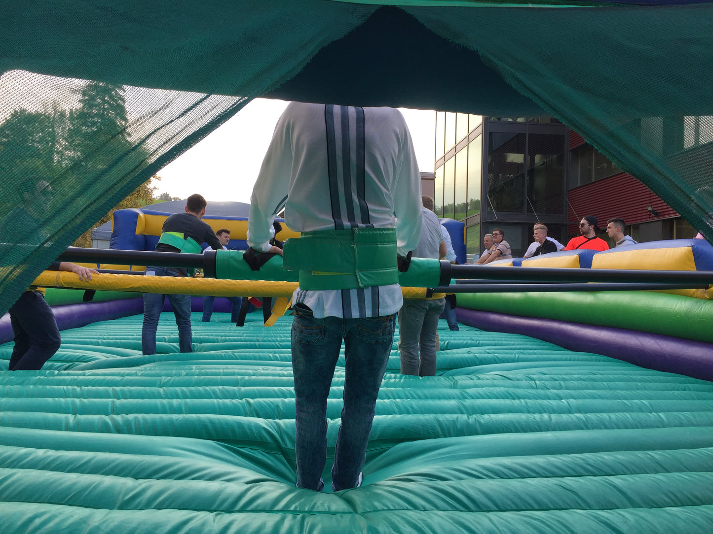 Menschen Fussball / Human Kicker mit Boden