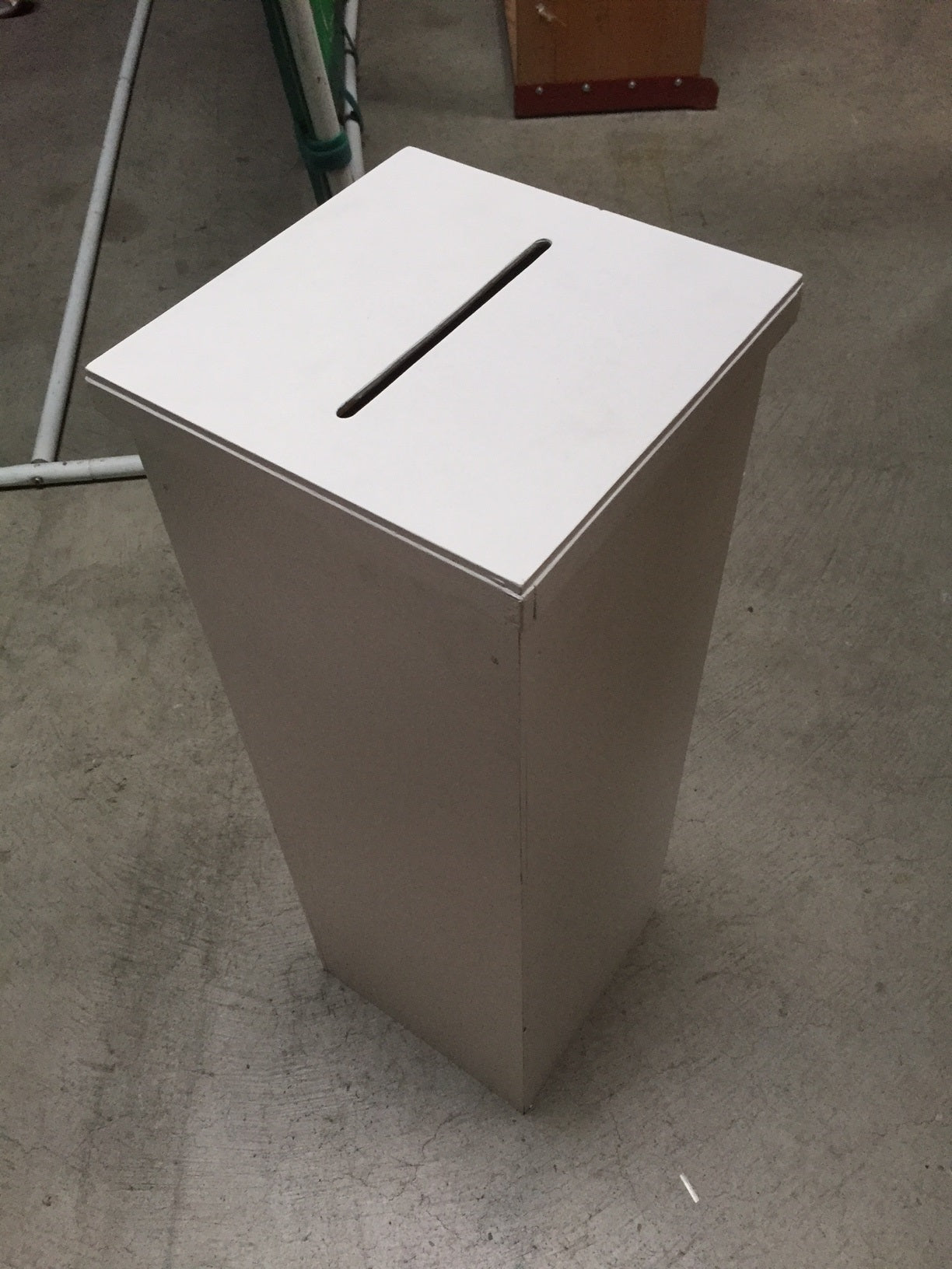 Wettbewerbs-Urne weiss