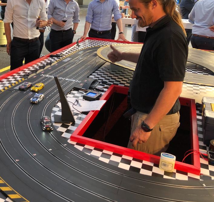 Carrerabahn 4-spurig modern