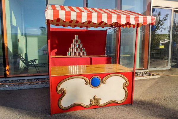 Büchsenwerfen Marktstand