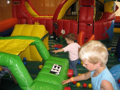 Hüpfburg Chopperville mit kleinem Ballpool