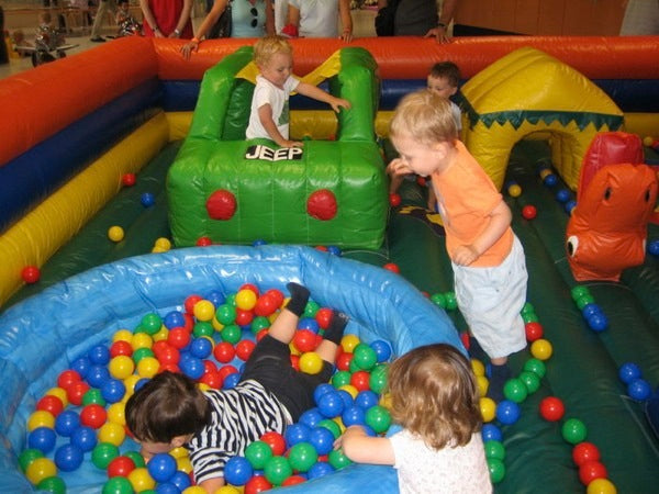 Hüpfburg Chopperville mit kleinem Ballpool