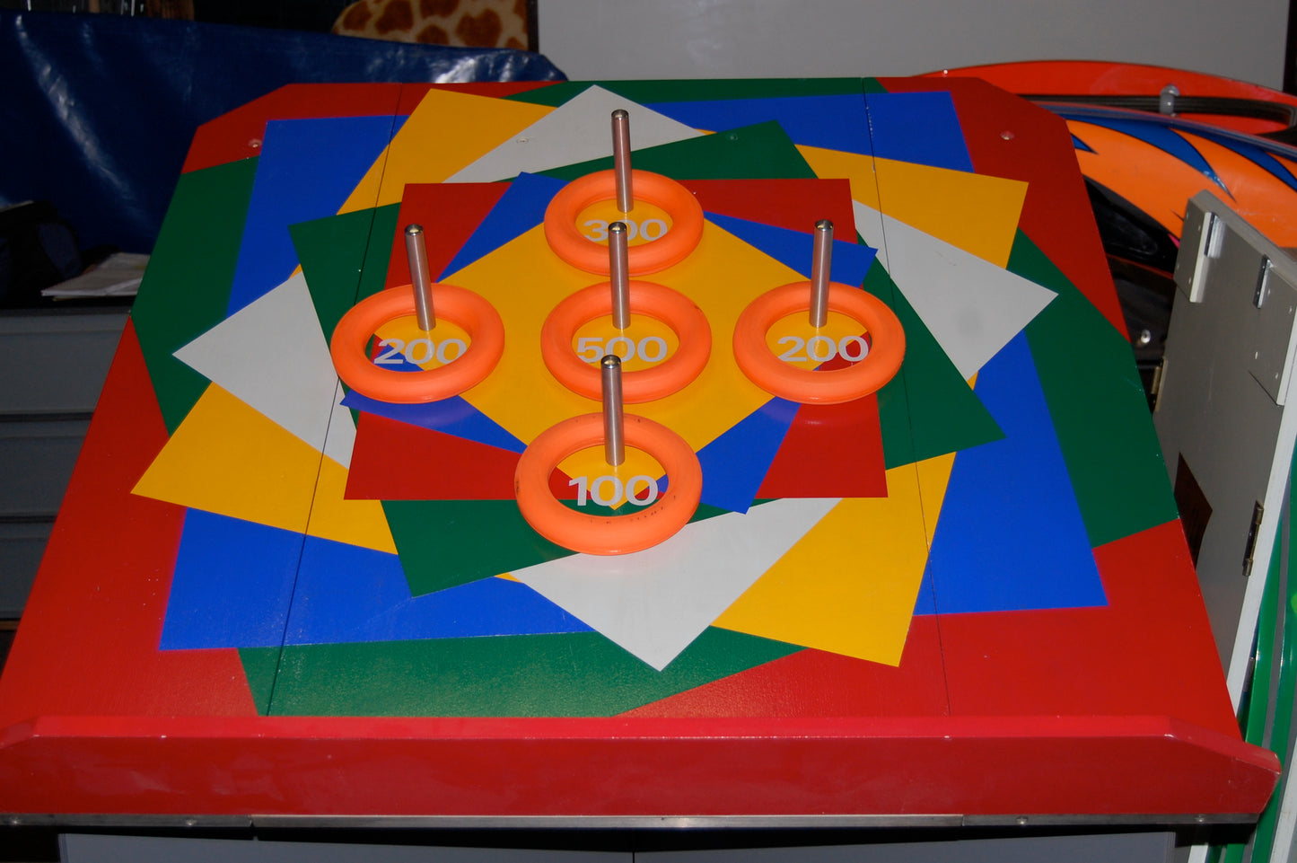 Ringwerfen bunt auf rot