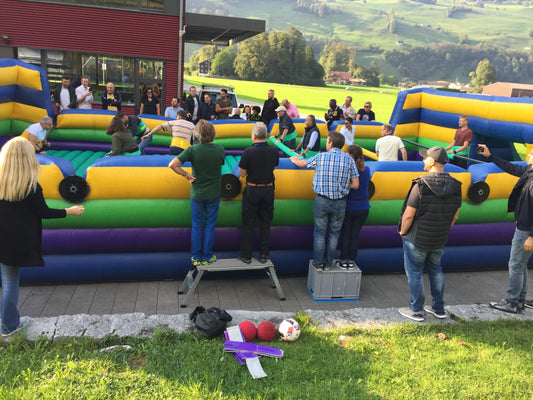 Menschen Fussball / Human Kicker mit Boden