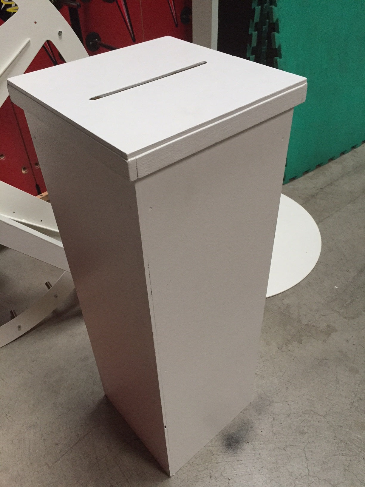 Wettbewerbs-Urne weiss